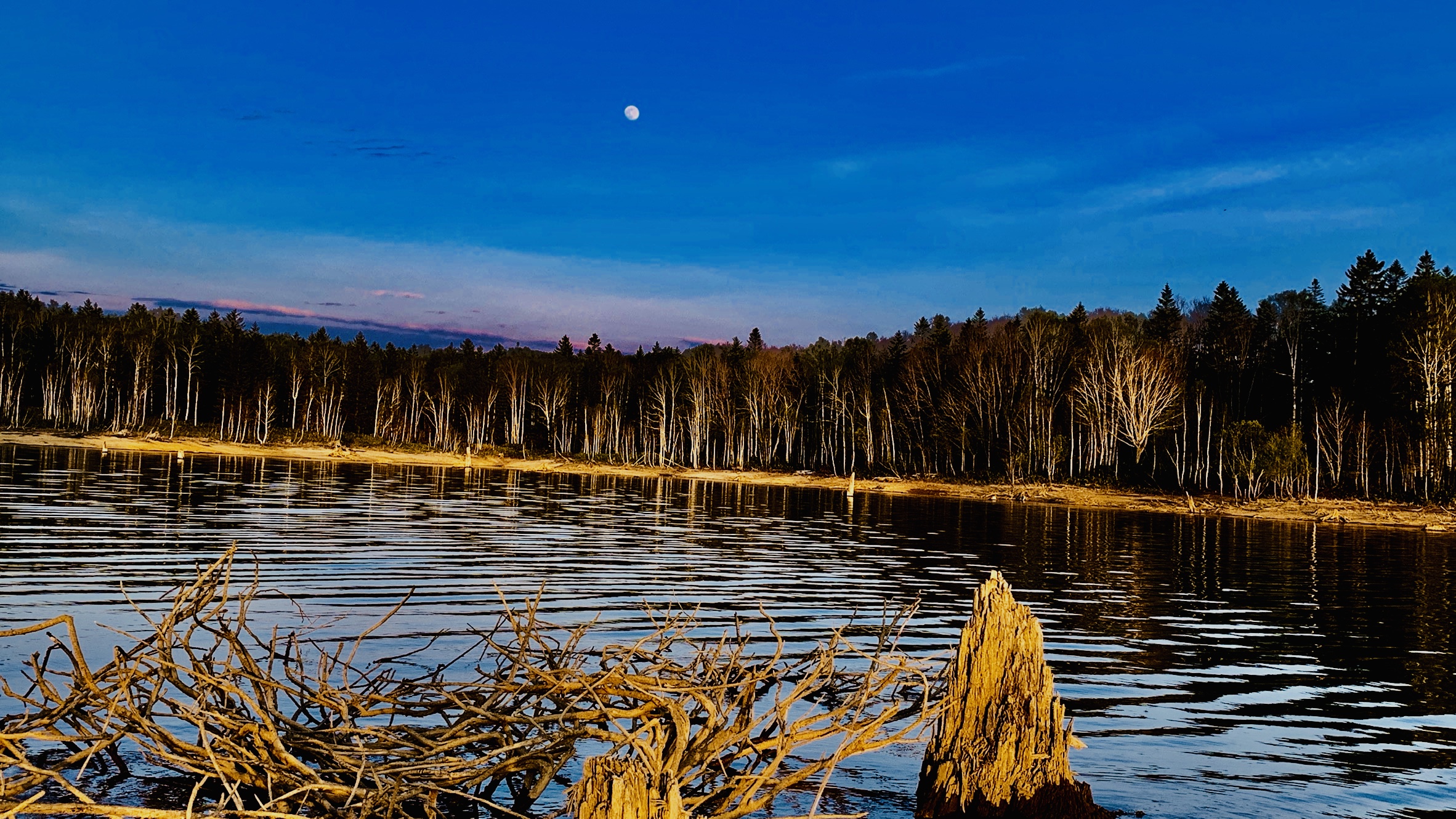 月が昇る朱鞠内湖の夕暮れ
