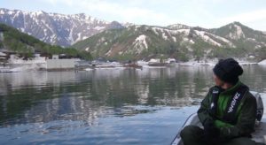 銀山湖の湖上にて
