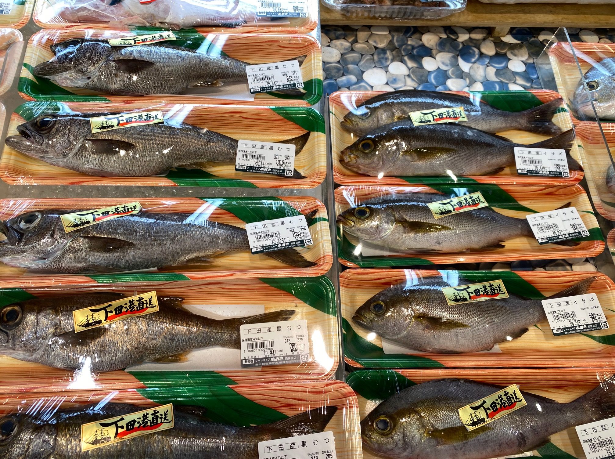 伊豆のスーパーでは地魚が並ぶ。ムツ、イサキ