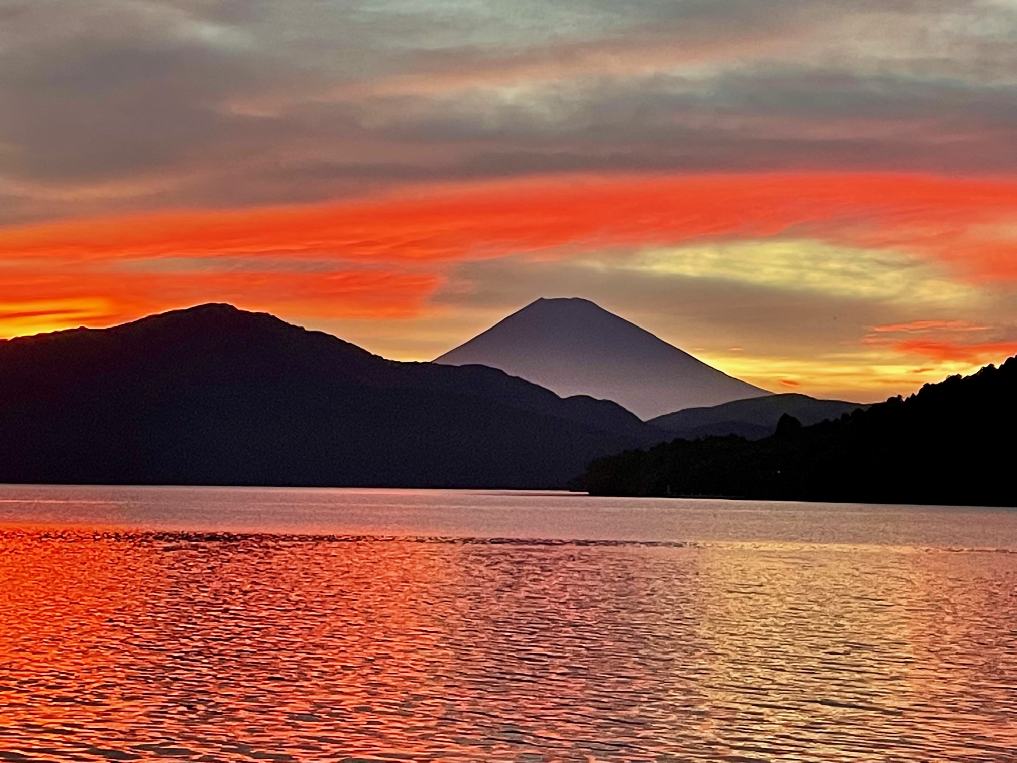 夕暮れの芦ノ湖からのぞむ富士山